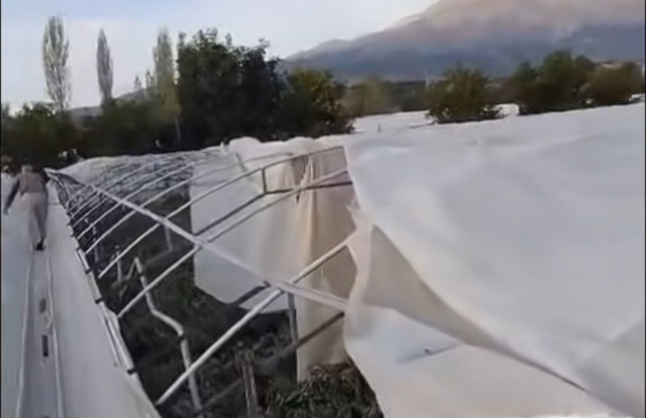 Kaş Gömbe Yaylası’nda fırtına seralara zarar verdi