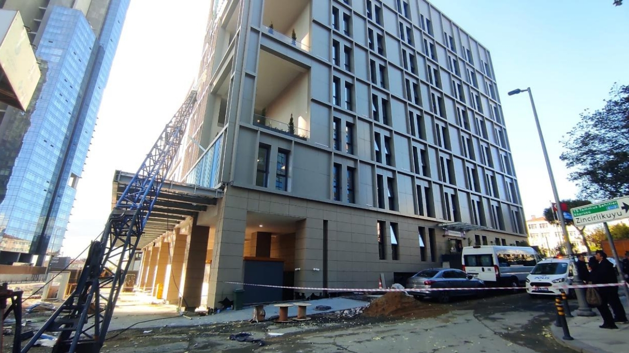 İstanbul Şişli’de kız öğrenci yurduna vinç devrildi