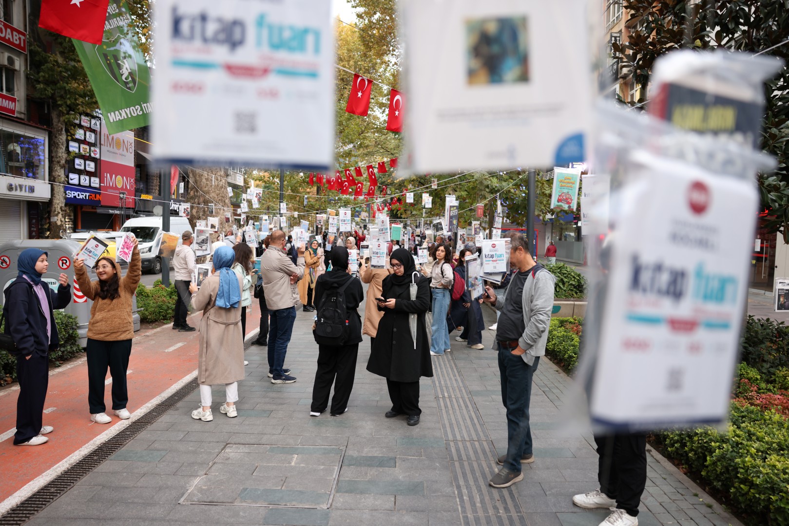 Kocaeli’de gelenek bozulmadı, kitaplar yine ilk ağaçlarda açtı!