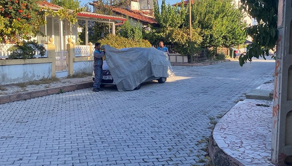 Temizlik çalışmalarında araçlara brandalı önlem