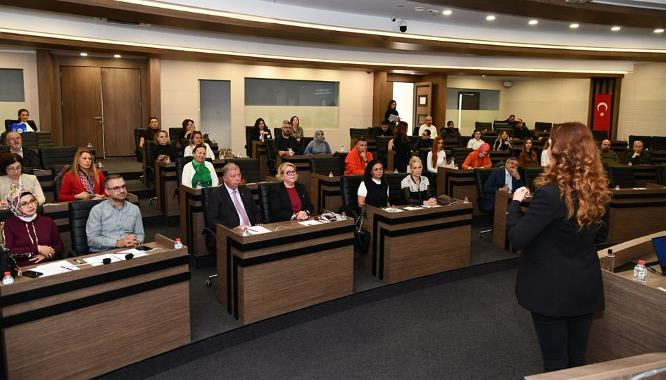 Isparta kadın girişimcilerden etkili konuşma ve diksiyon kursu