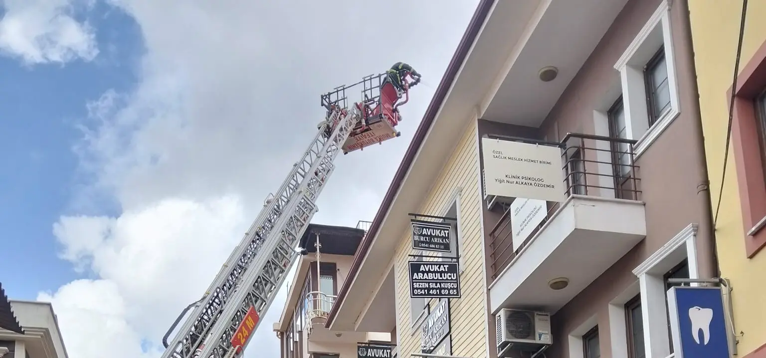 Milas’ta iş yeri bacasında çıkan yangın paniğe yol açtı