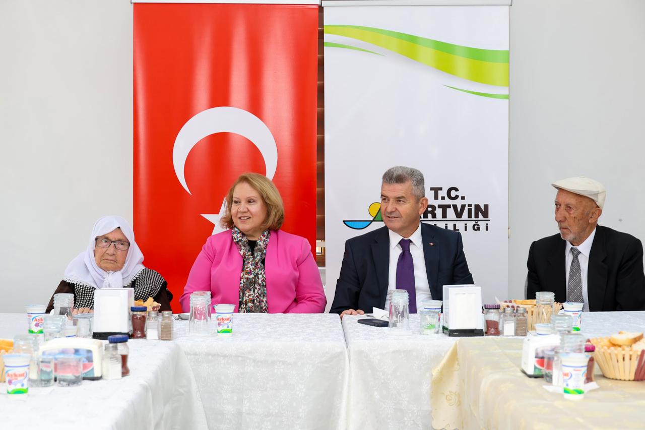 Artvin Valisi Ergün, sakin şehir Şavşat’ta huzurevi sakinlerini ziyaret etti