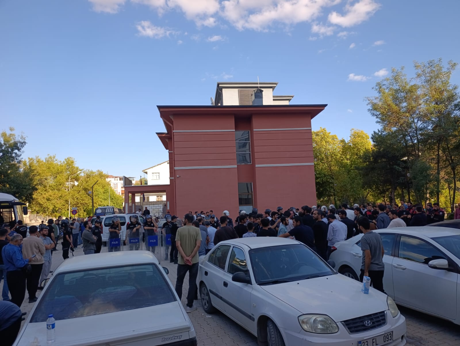 Elazığ’da izinsiz yürüyüşe polis müdahalesi