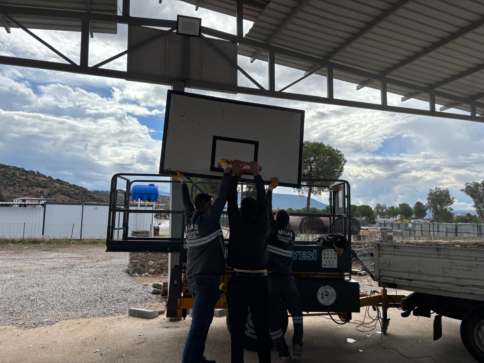 Milas Belediyesi basketbol potalarının kurulumlarına başladı