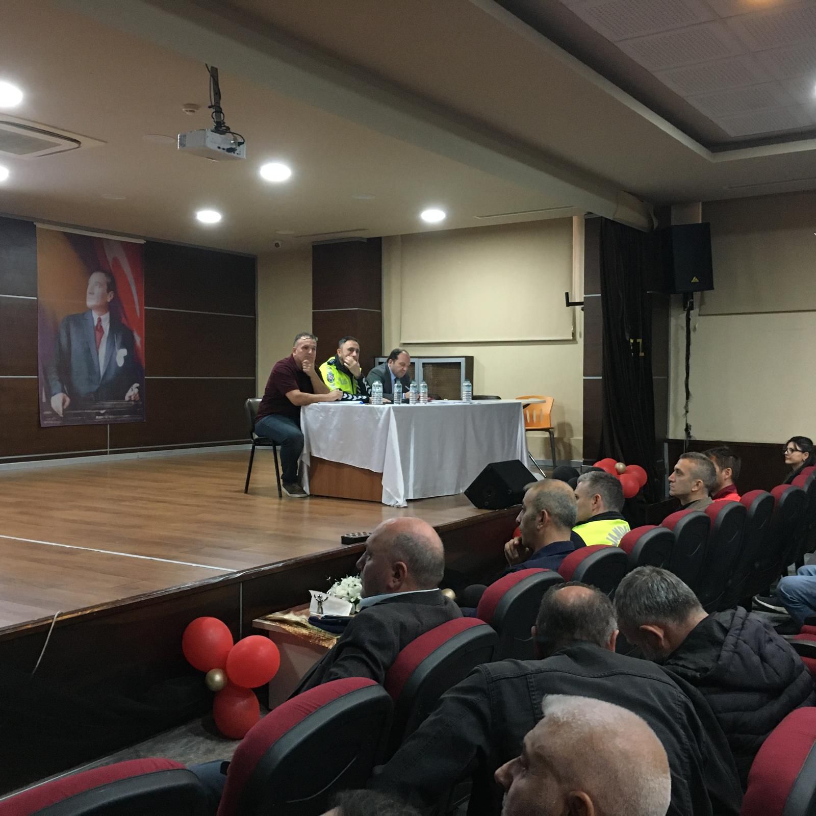 Servis sürücüleri ve rehber personellere eğitim verildi