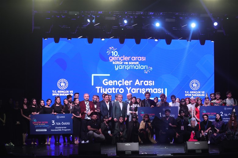 Genç oyuncular Aspendos Antik Tiyatrosu'nda sahne aldı