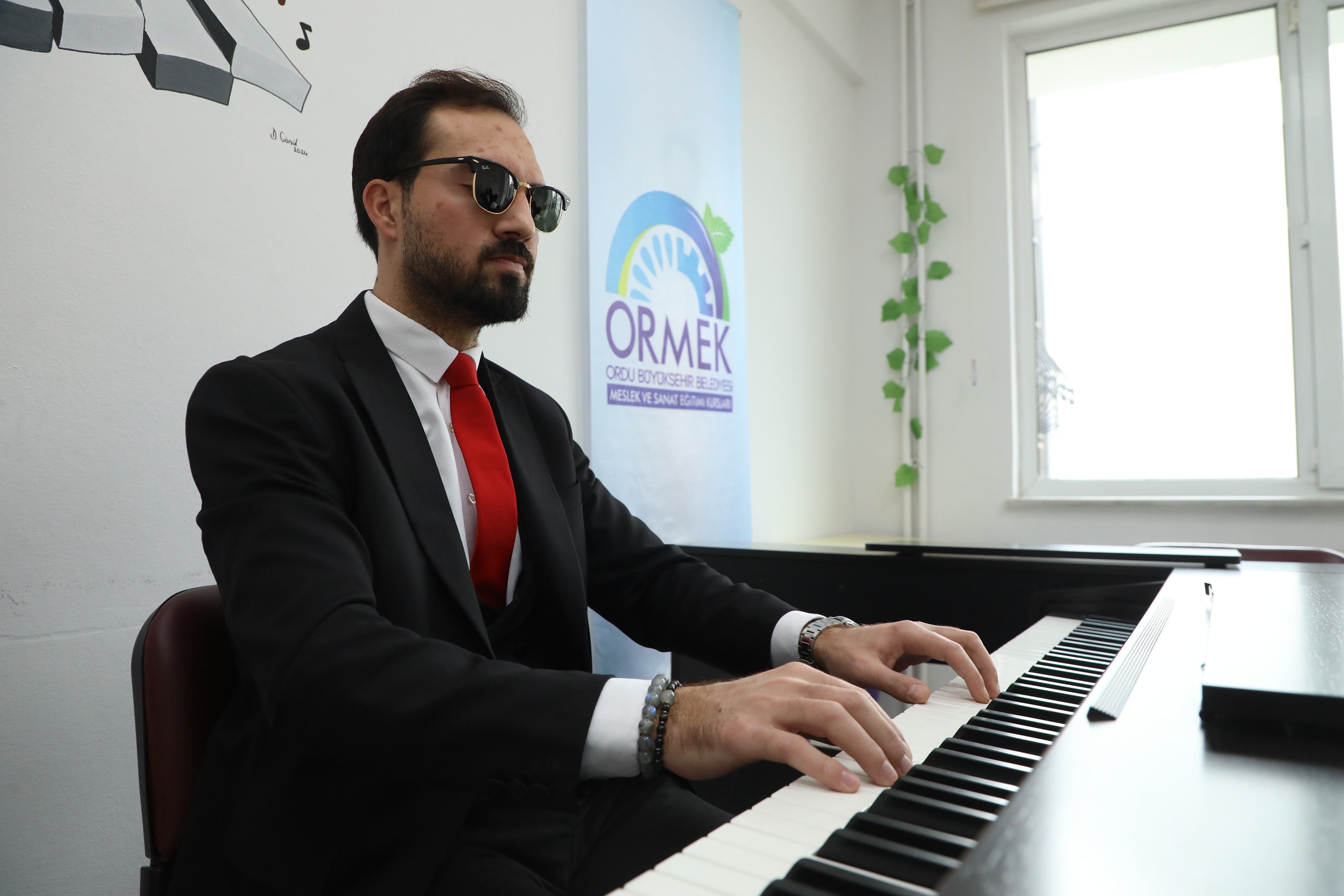 Görmeyen gözlerle değil, hisseden kalple çalıyor