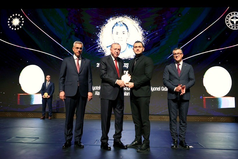 ÇOMÜ’nün Gururu Karav, TÜSEB Teşvik Ödülünü Cumhurbaşkanından aldı