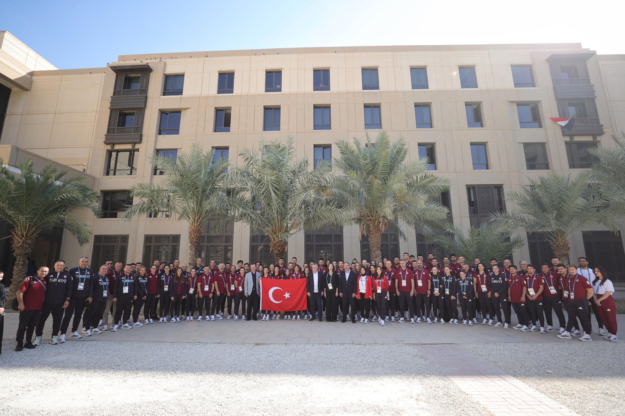 Bakan Bak, Suudi Arabistan'da millî sporcularla bir araya geldi