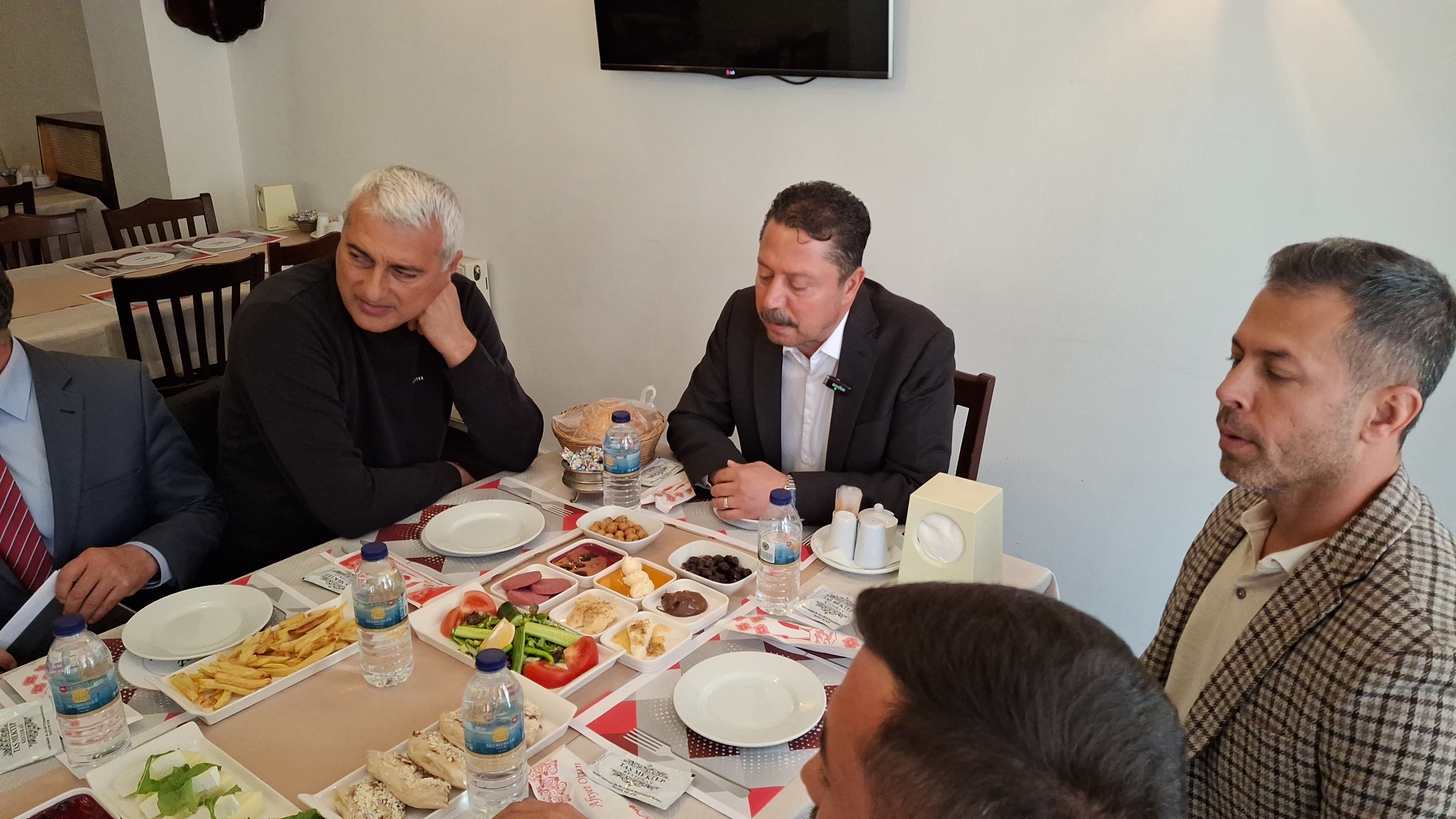 Belediye başkanı Dr. Özer Kasap, muhtarları dinliyor