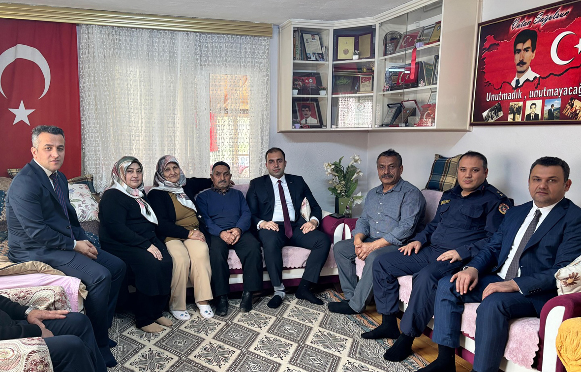 Ulus Kaymakamı Fırat Kadiroğlu’ndan şehit öğretmen Erol Ercan’ın ailesine ziyaret