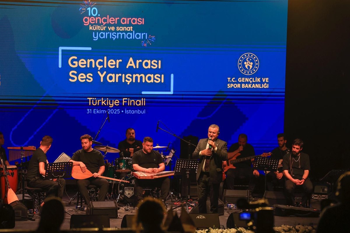Bakan Bak gençler ses yarışmasında şarkı söyledi