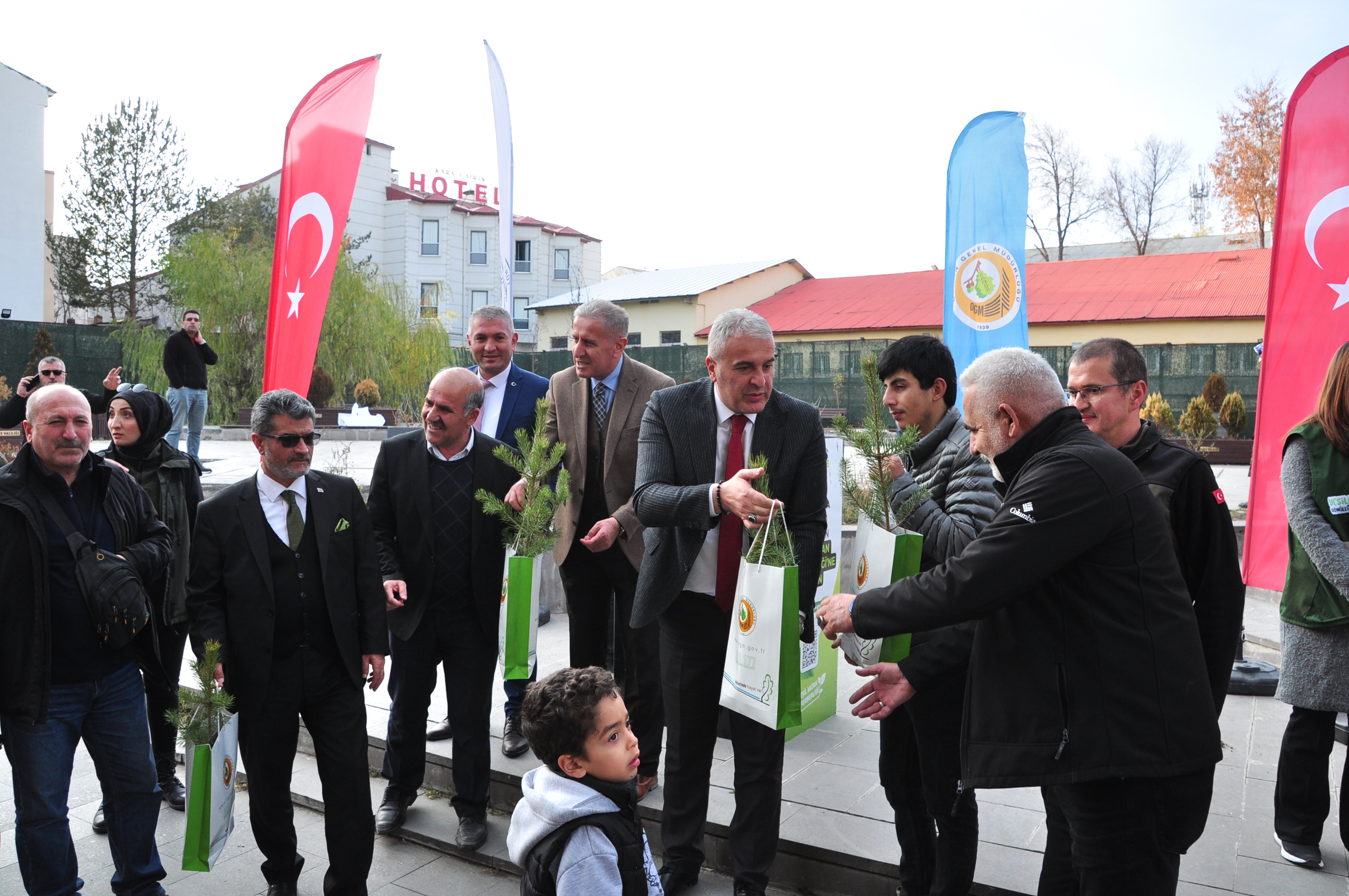 Kars’ta Milli Ağaçlandırma Günü’nde Bin Fidan Vatandaşlara Dağıtıldı