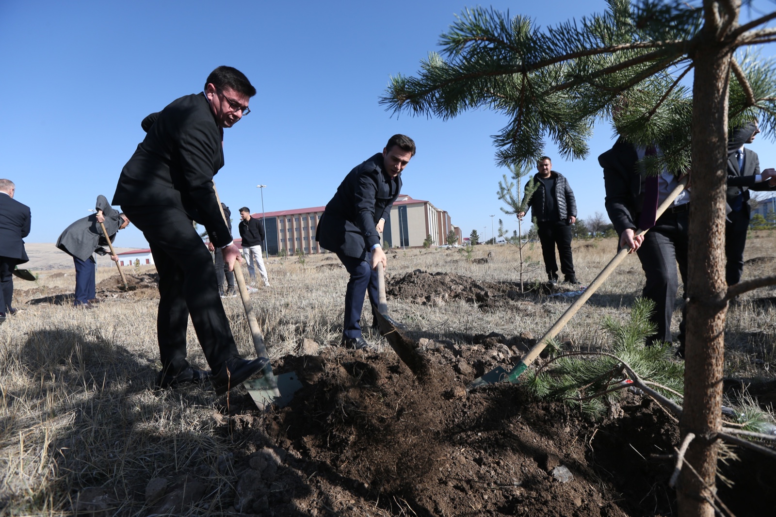 Kars’ta Karabağ Zaferi’nin 5. yıl dönümünde 44 fidan toprakla buluşturuldu