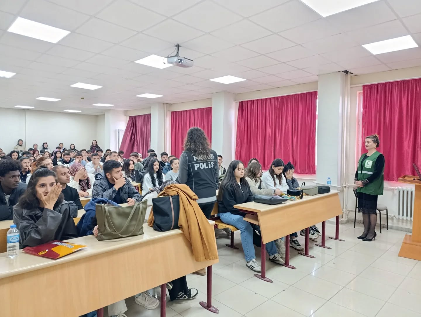 Kars’ta üniversite öğrencilerine kumar ve tütün bağımlılığı eğitimi verildi