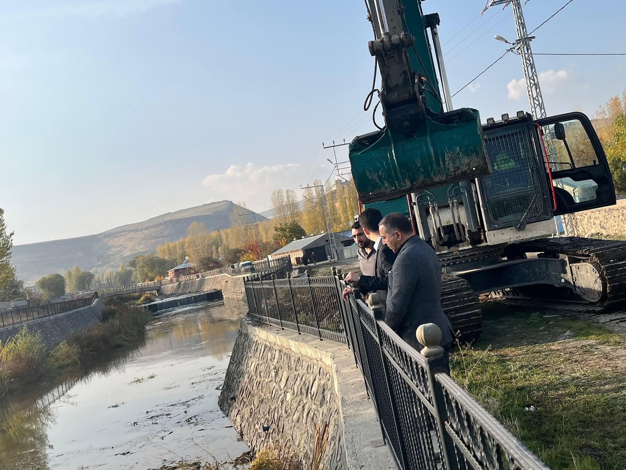 Digor Kaymakamı Ahmed Tayyib Kahraman, çay temizliğini yerinde inceledi