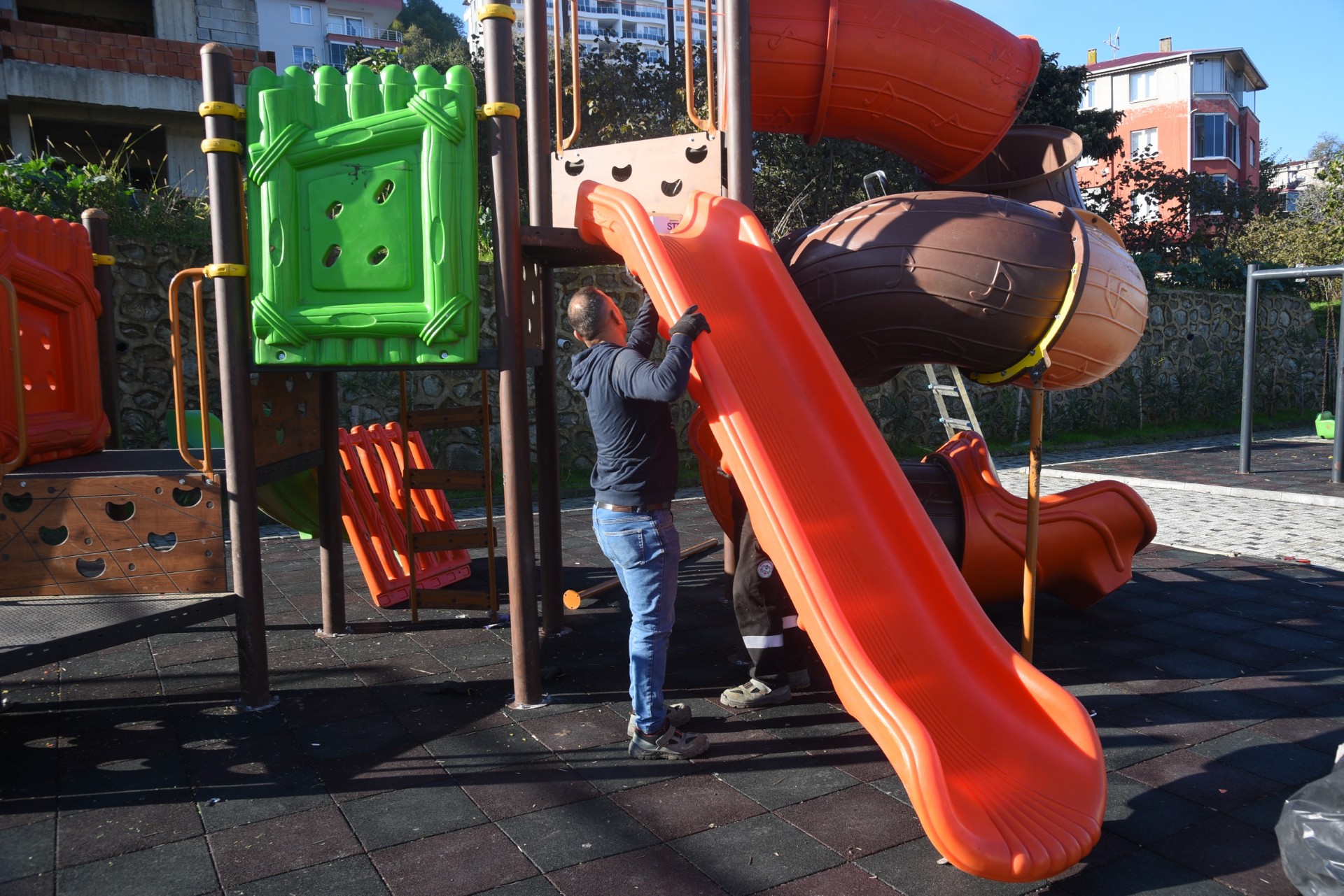 Giresun Belediyesi çocuk parklarını yeniliyor