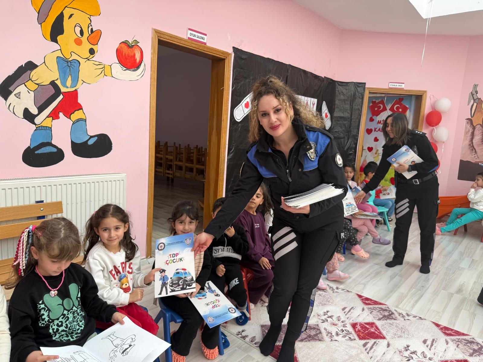 Kars’ta minik öğrencilere “Geleceğe Emniyetli Adımlar” eğitimi