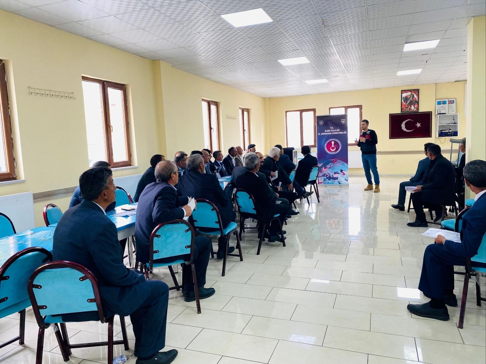 Jandarma, muhtarları siber suçlara karşı bilgilendirdi