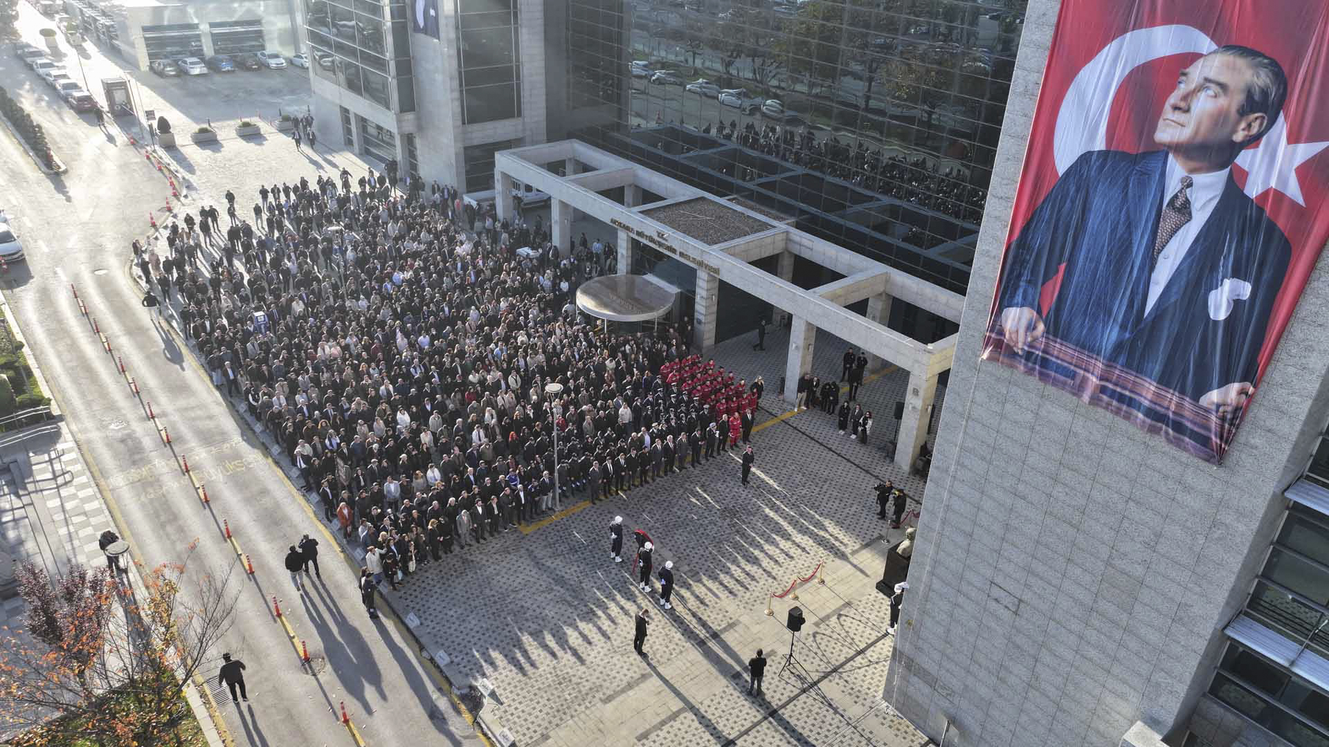 Ankara’da hayat bir dakikalığına durdu, Büyükşehir Belediyesi Ata’sını andı