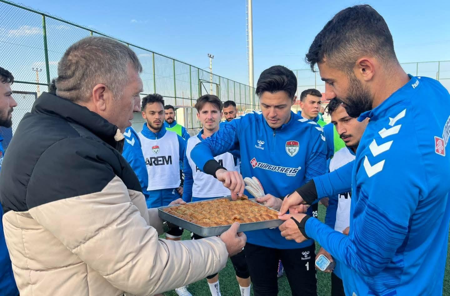 Kars 36 Spor taraftarlarından takıma moral ziyareti