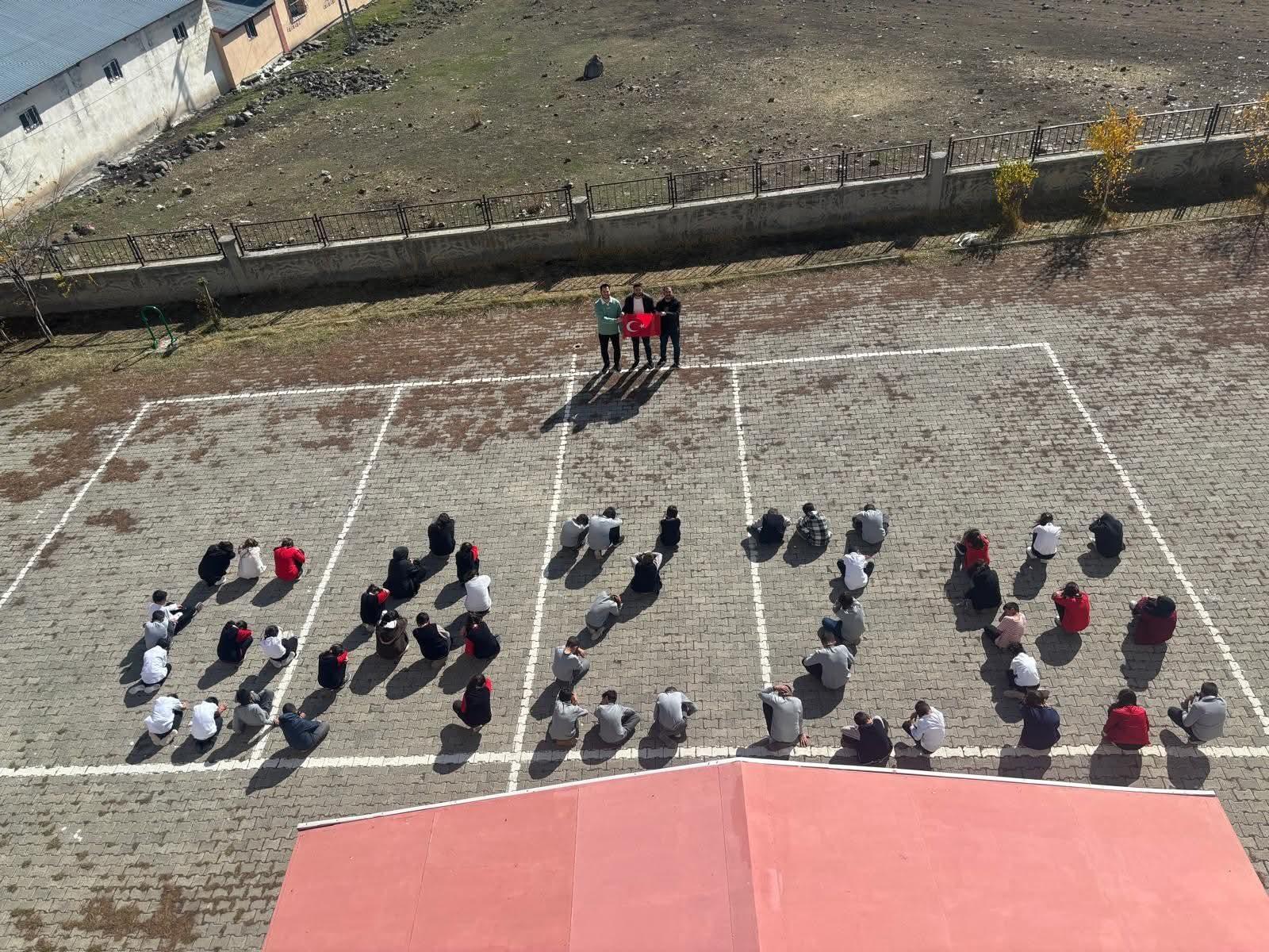 Kars’ın Selim ilçesine bağlı Büyük Oluklu İmam Hatip Ortaokulu öğrencilerden Filistin’e destek