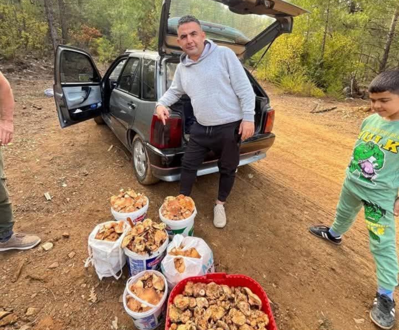 Babasının anısına mantar toplayıp mahalleliye dağıtıyor