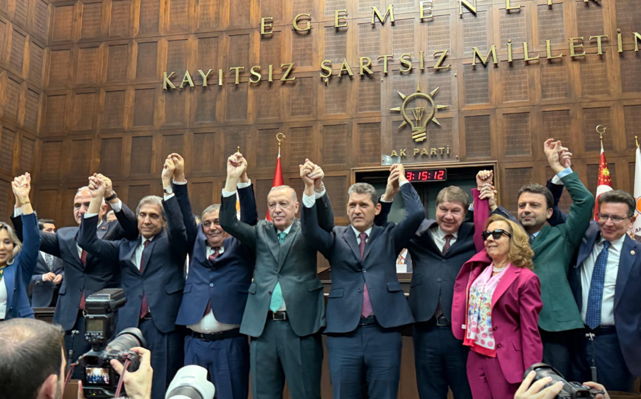 Erdoğan, İsa Yıldırım’a AK Parti rozetini taktı