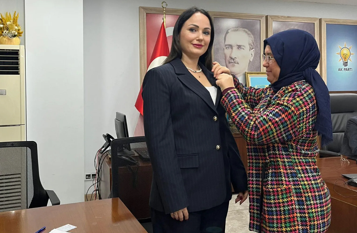 AK Parti’ye Rus asıllı yeni katılım: Rozeti gündüz taktı
