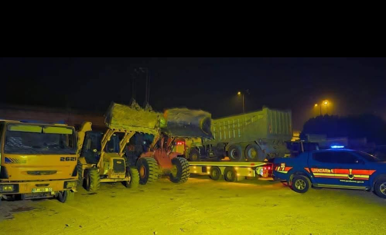 Antalya’da kum hırsızlarına gece operasyonu: 1 tutuklama, 8 araca el konuldu