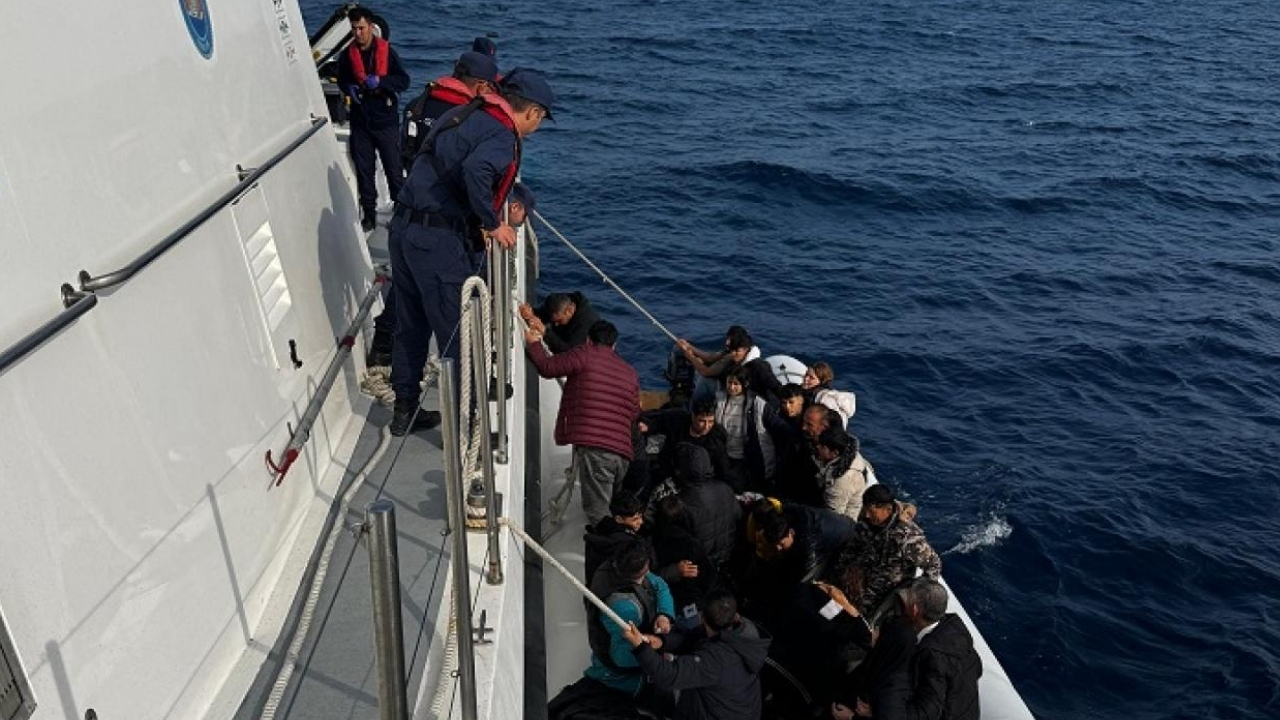 İzmir açıklarında 64 düzensiz göçmen kurtarıldı