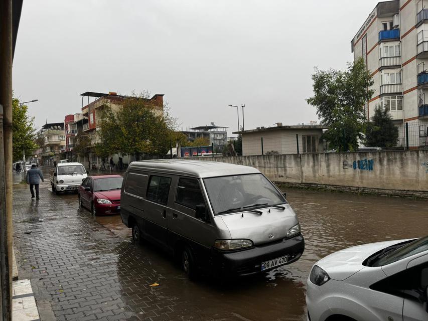 Aydın'da sağanak yağış mahalleyi göle çevirdi