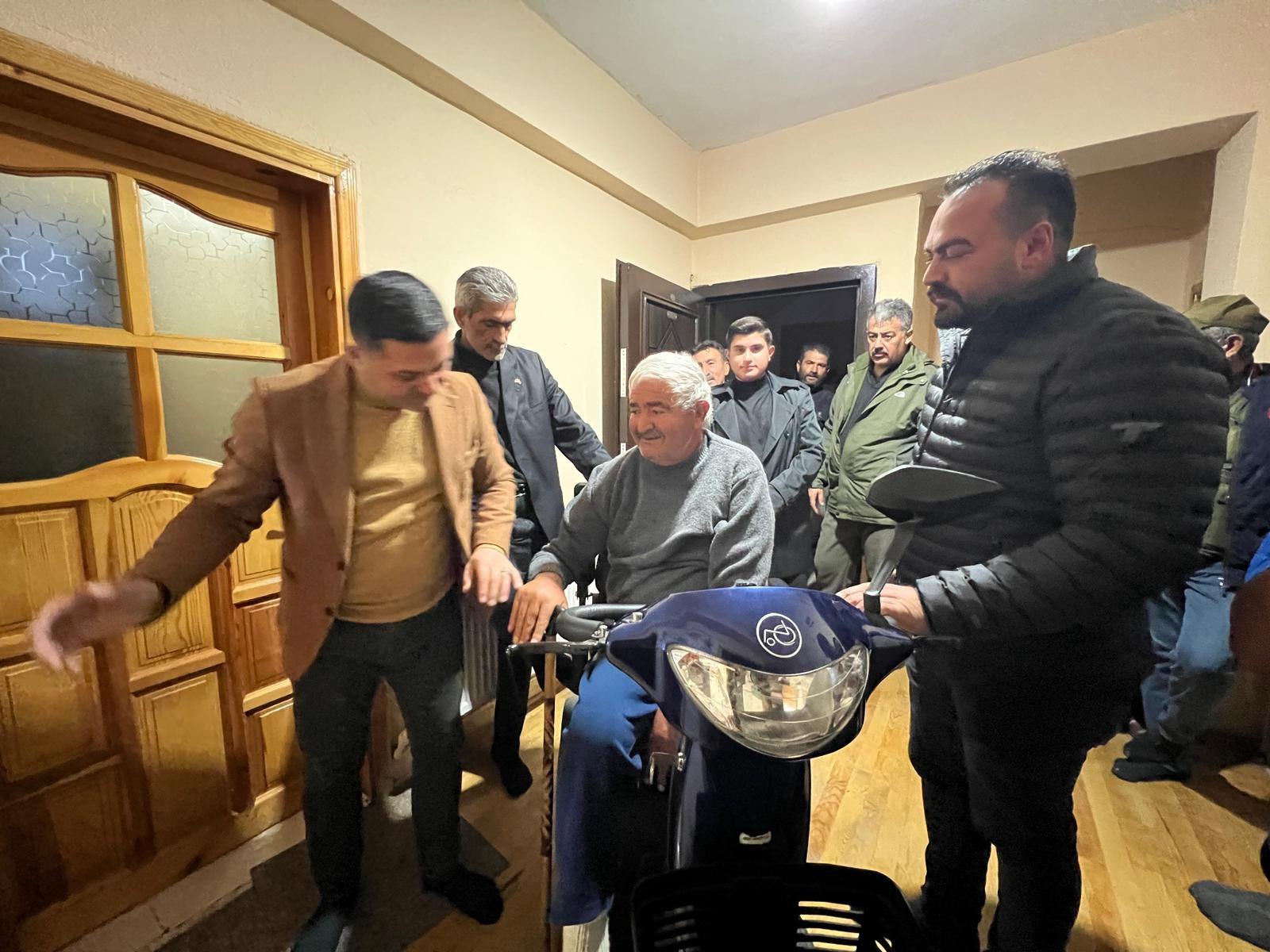 MHP Kars teşkilatı’ndan engelli vatandaşa akülü araç desteği