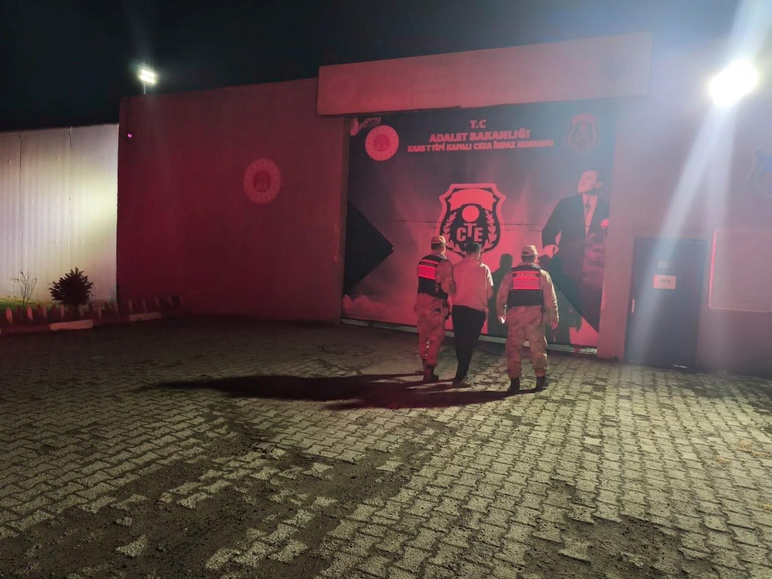 Kars’ta dolandırıcılık suçundan 5 yıl hapis cezası bulunan şahıs yakalandı