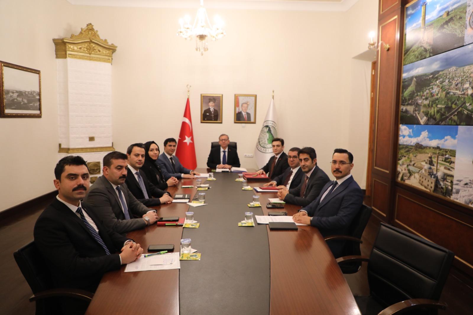 Kars’ta Kaymakamlar Toplantısı: İlçelerin çalışmaları masaya yatırıldı