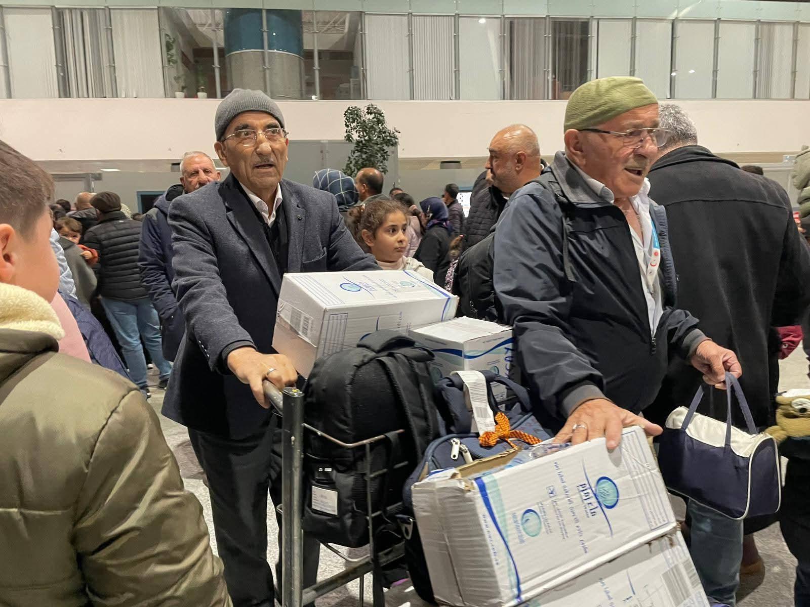 Kars’lı Umreciler gözyaşları ve dualarla karşılandı