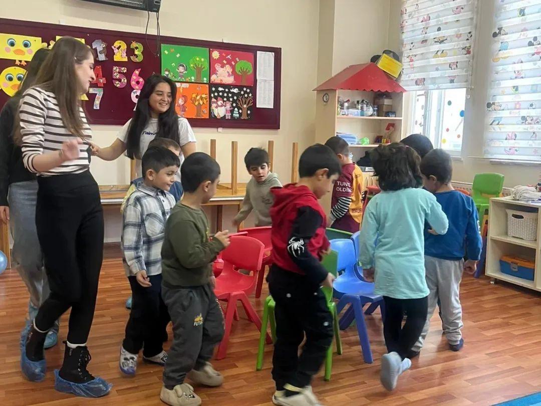 Serhat Yurdu öğrencilerinden anasınıfı ziyareti miniklerden renkli buluşma