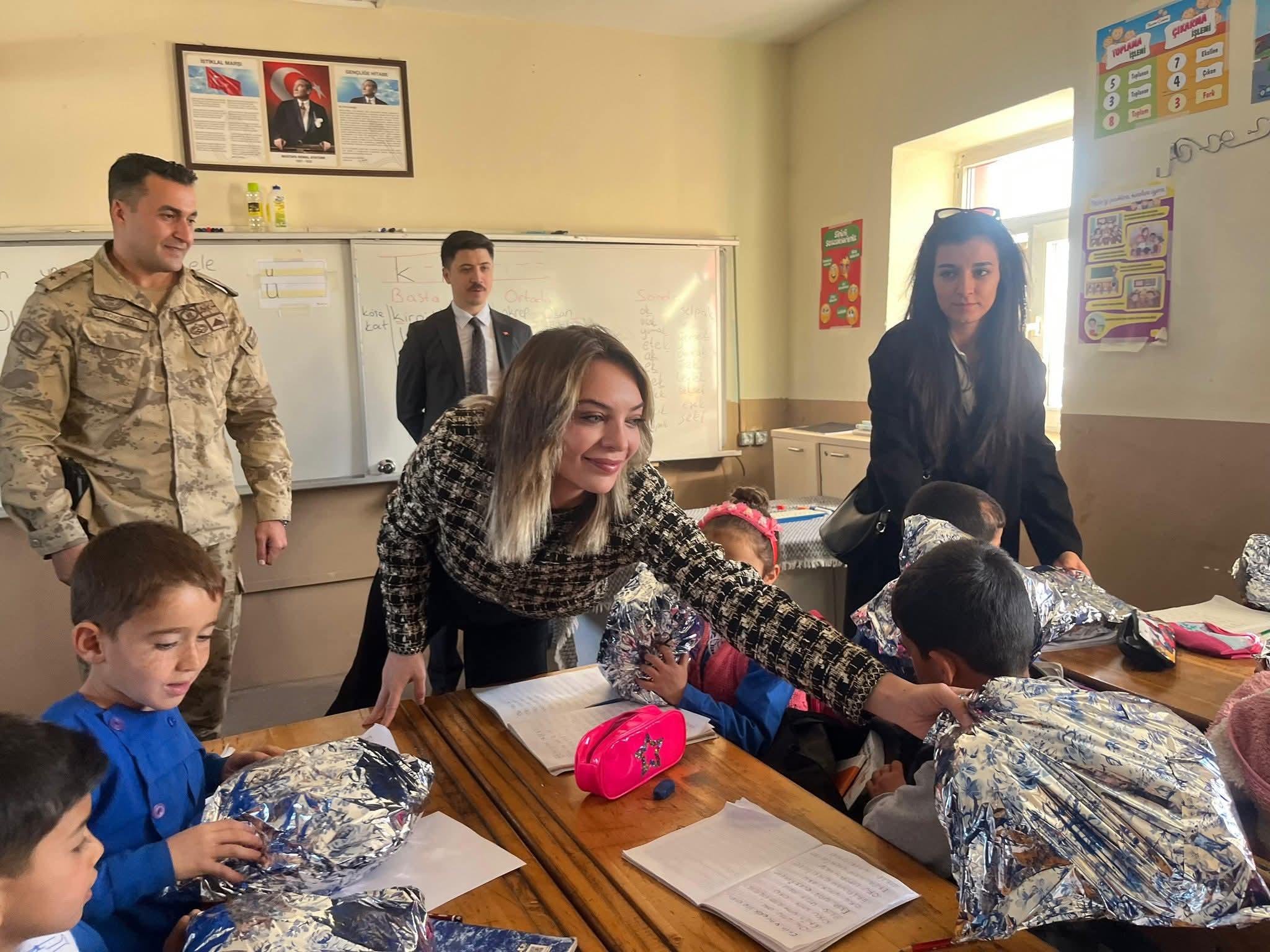 Cumhuriyet Savcısı Kılınç ve Psikolog Uyan'ın ördükleri atkılar, minik öğrencilerin içini ısıttı