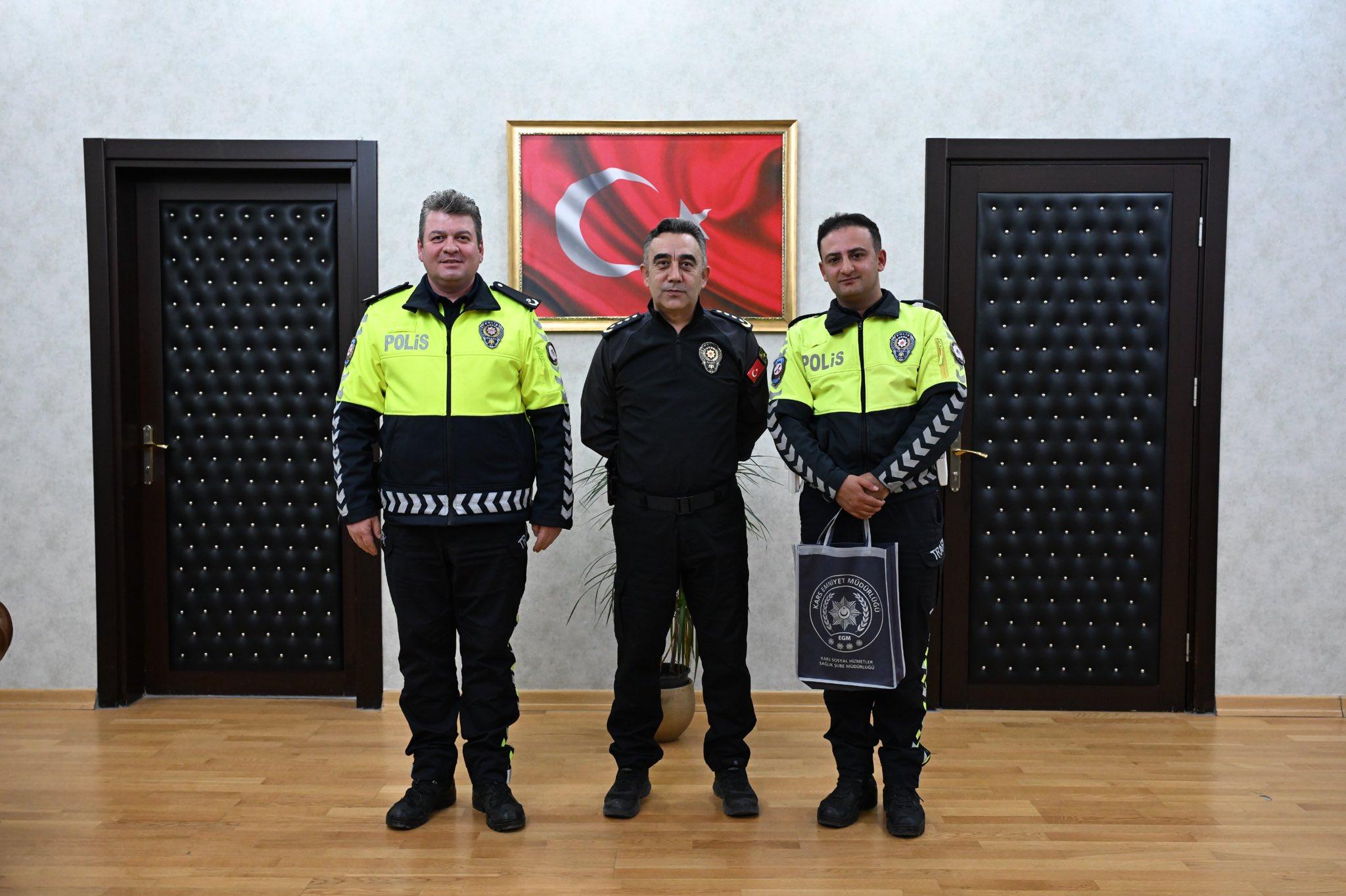 Kars İl Emniyet Müdürü Tombul, Başarılı Polis Memurunu ödüllendirdi
