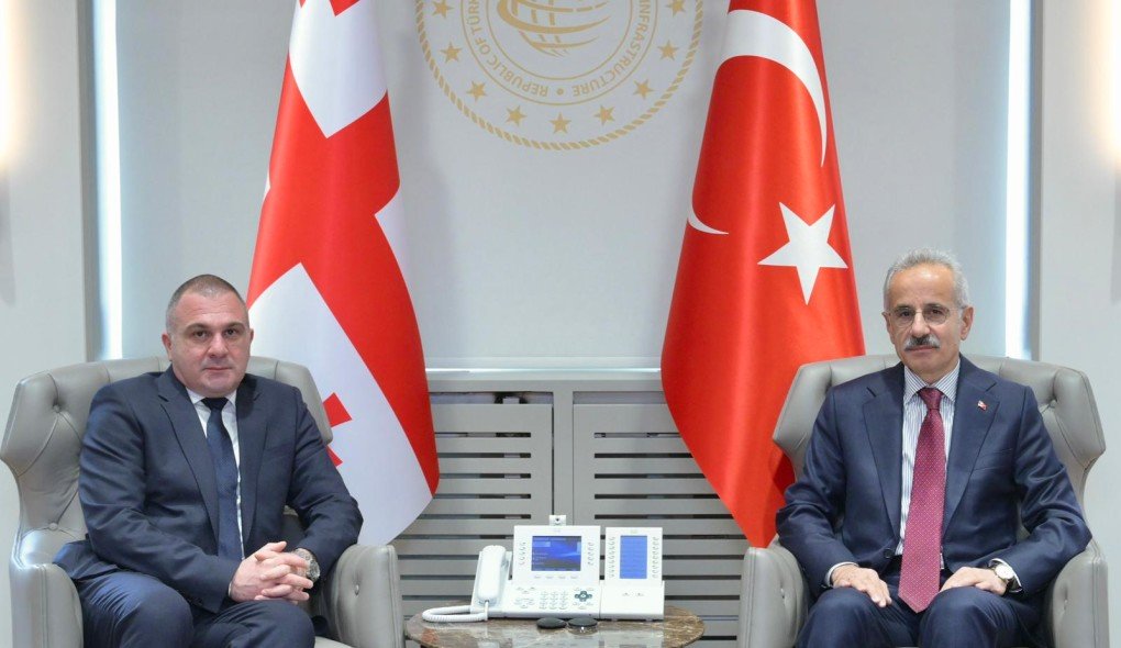 Bakan Uraloğlu, Gürcistan Altyapı Bakanı Sokhadze ile görüştü