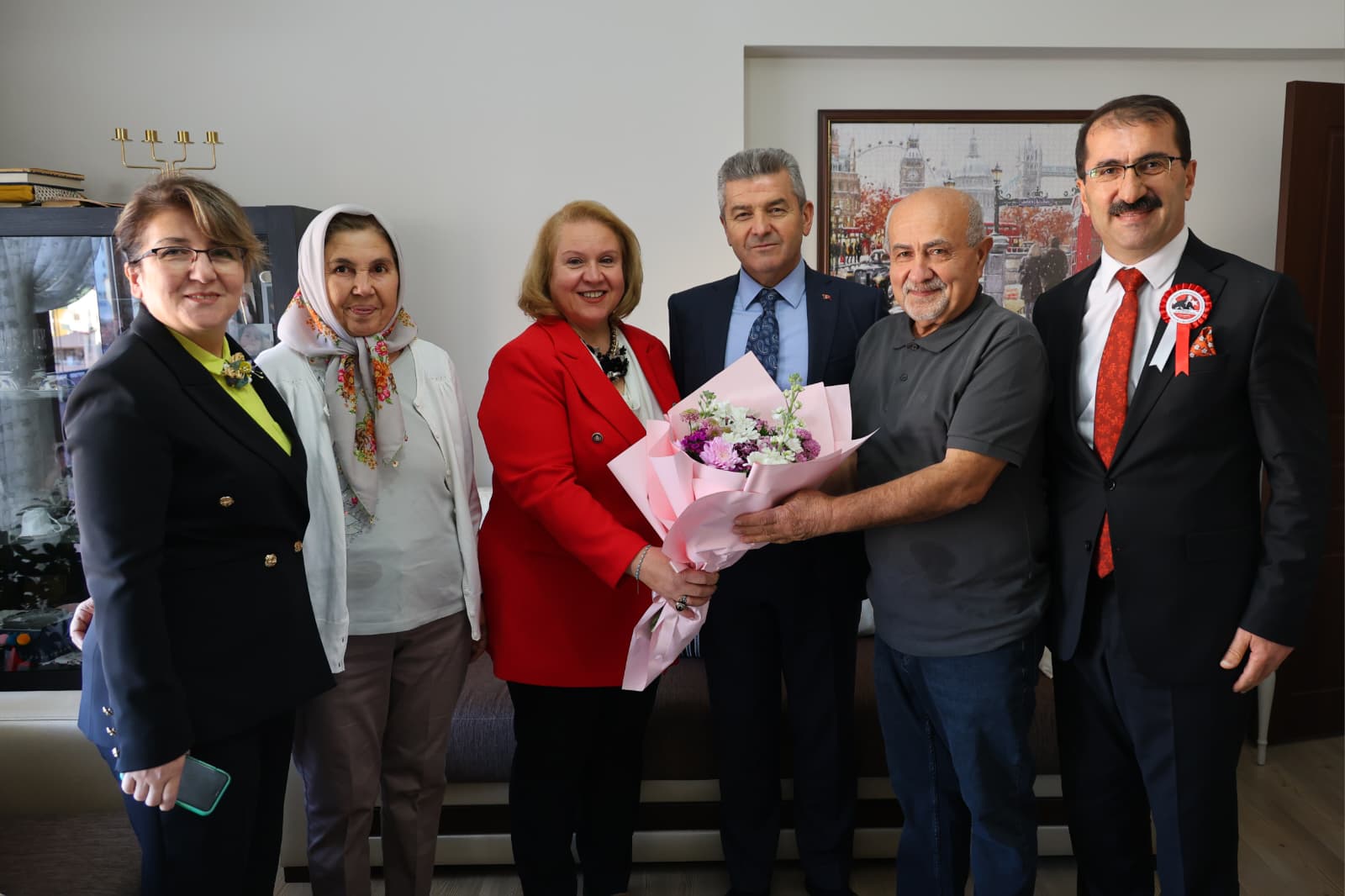 Artvin Valisi Ergün, emekli öğretmeni evinde ziyaret etti