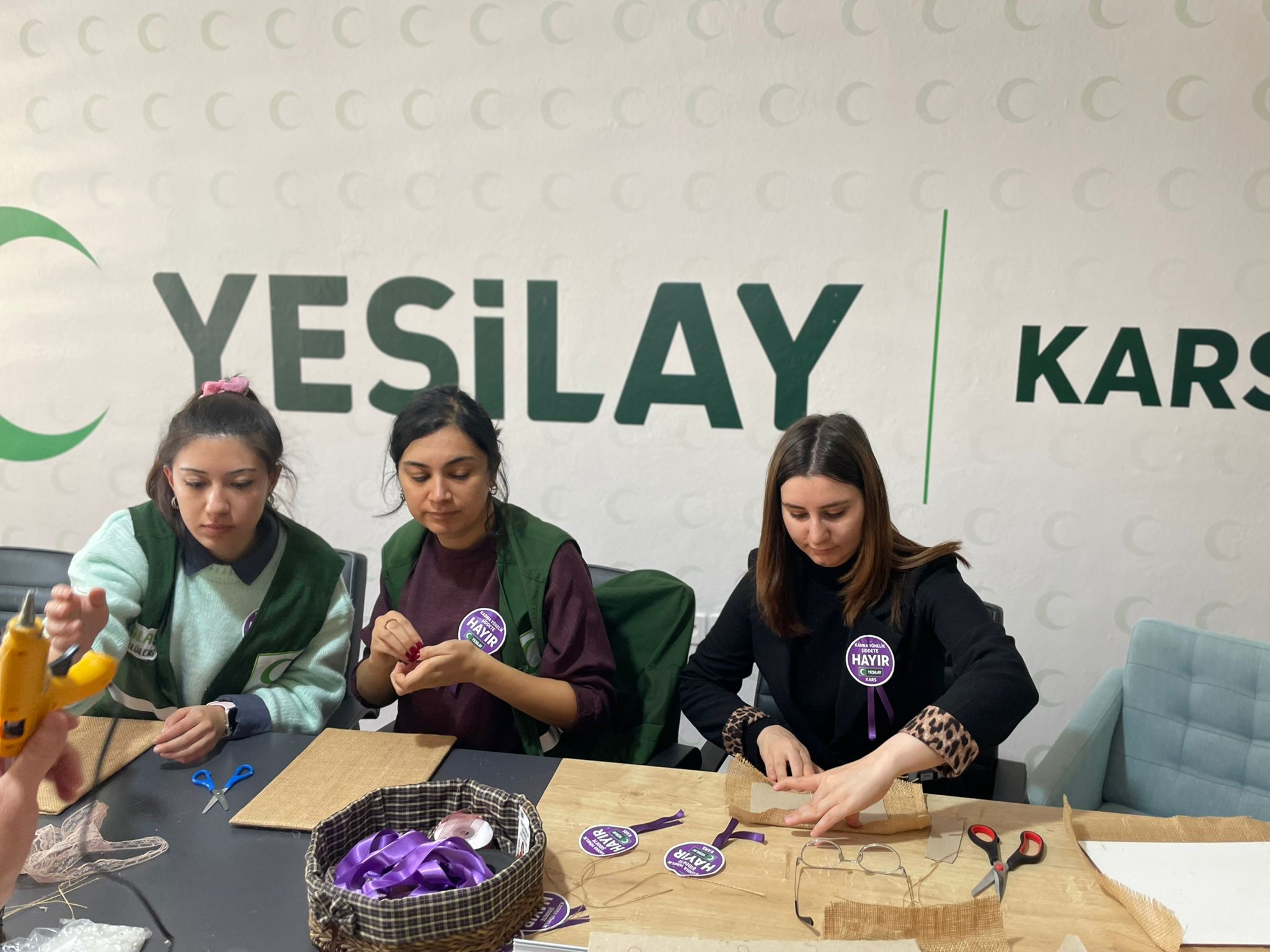Yeşilay Kars Şubesi, “Kadına Yönelik Şiddete Hayır” mesajıyla dantel atölyesi düzenledi