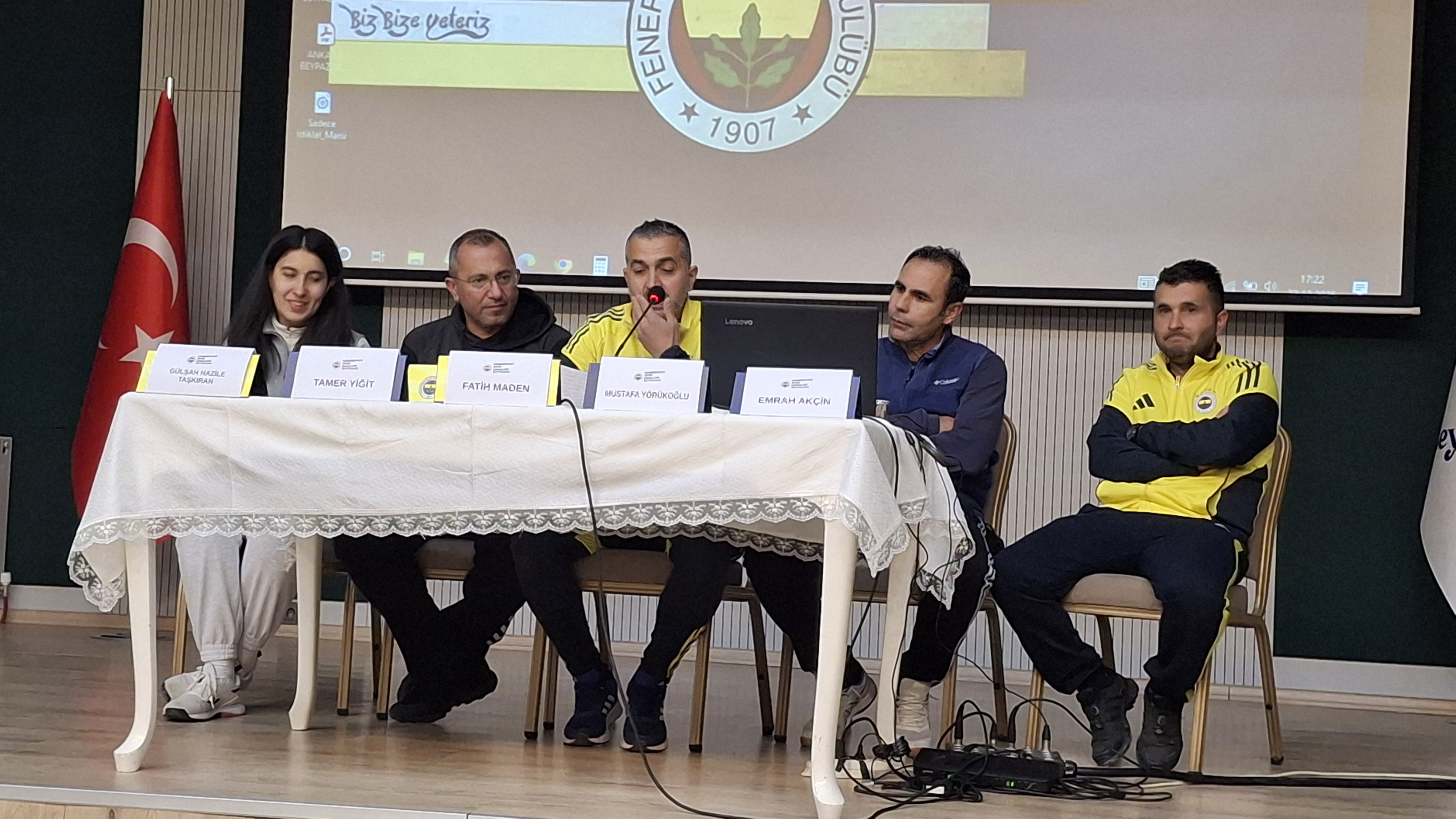 Fenerbahçe Spor Okulları yönetimi, ailelerle bir araya geldi