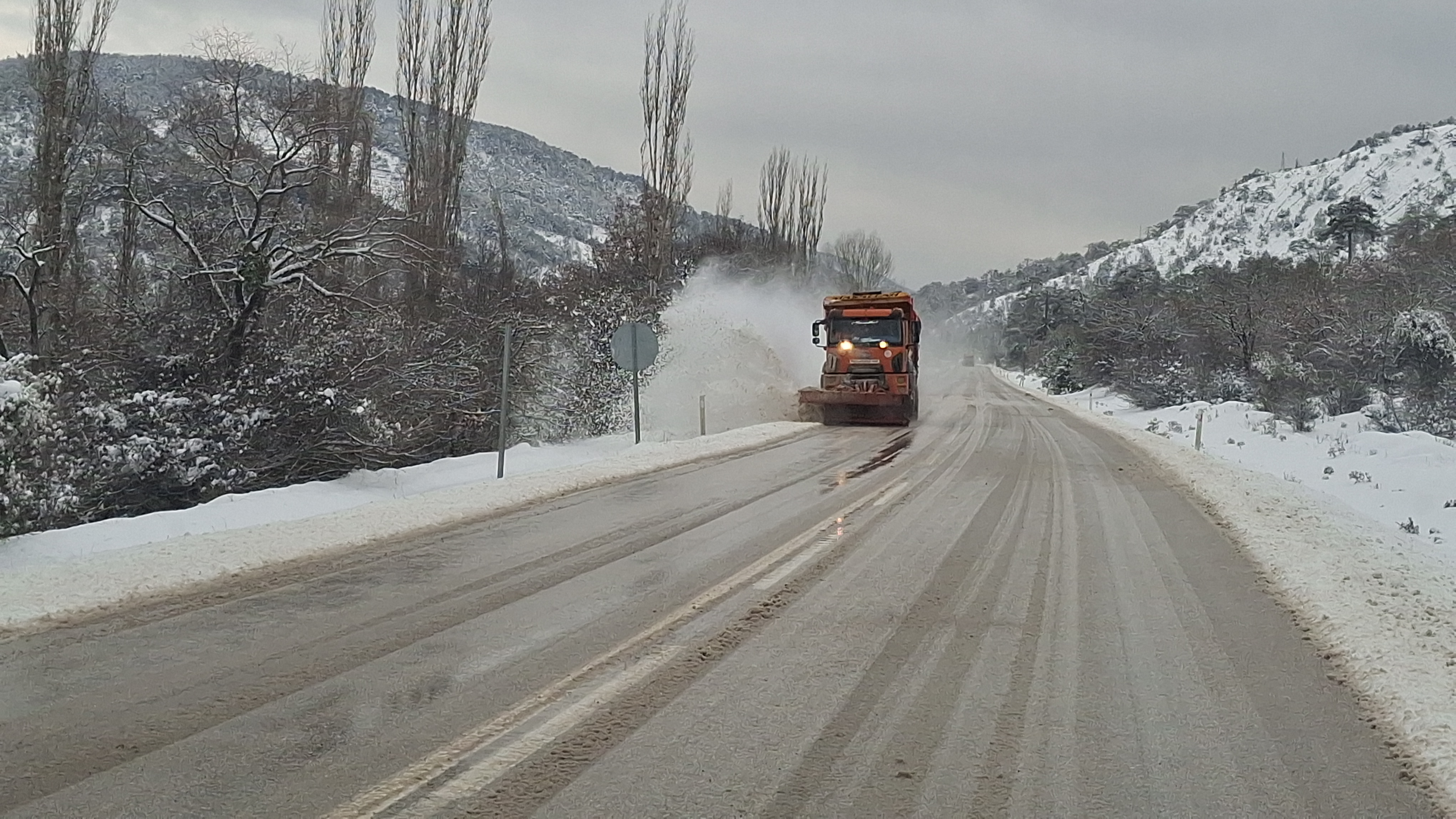 Beypazarı 43.Karayolları Şube şefliği: Ekiplerin karla mücadelesi
