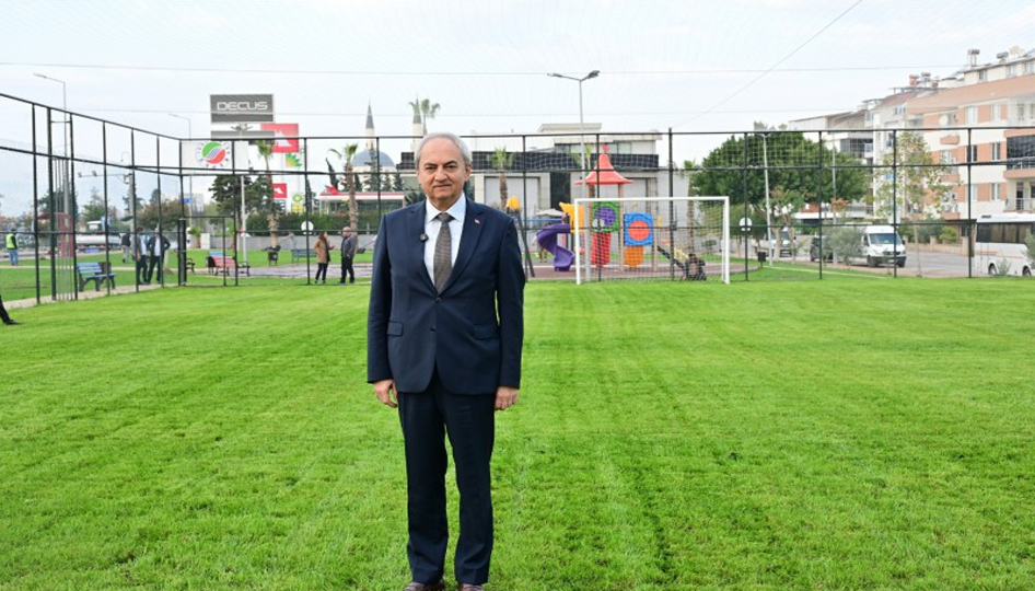 Çocuklar istedi, Başkan Kocagöz çim saha yaptı
