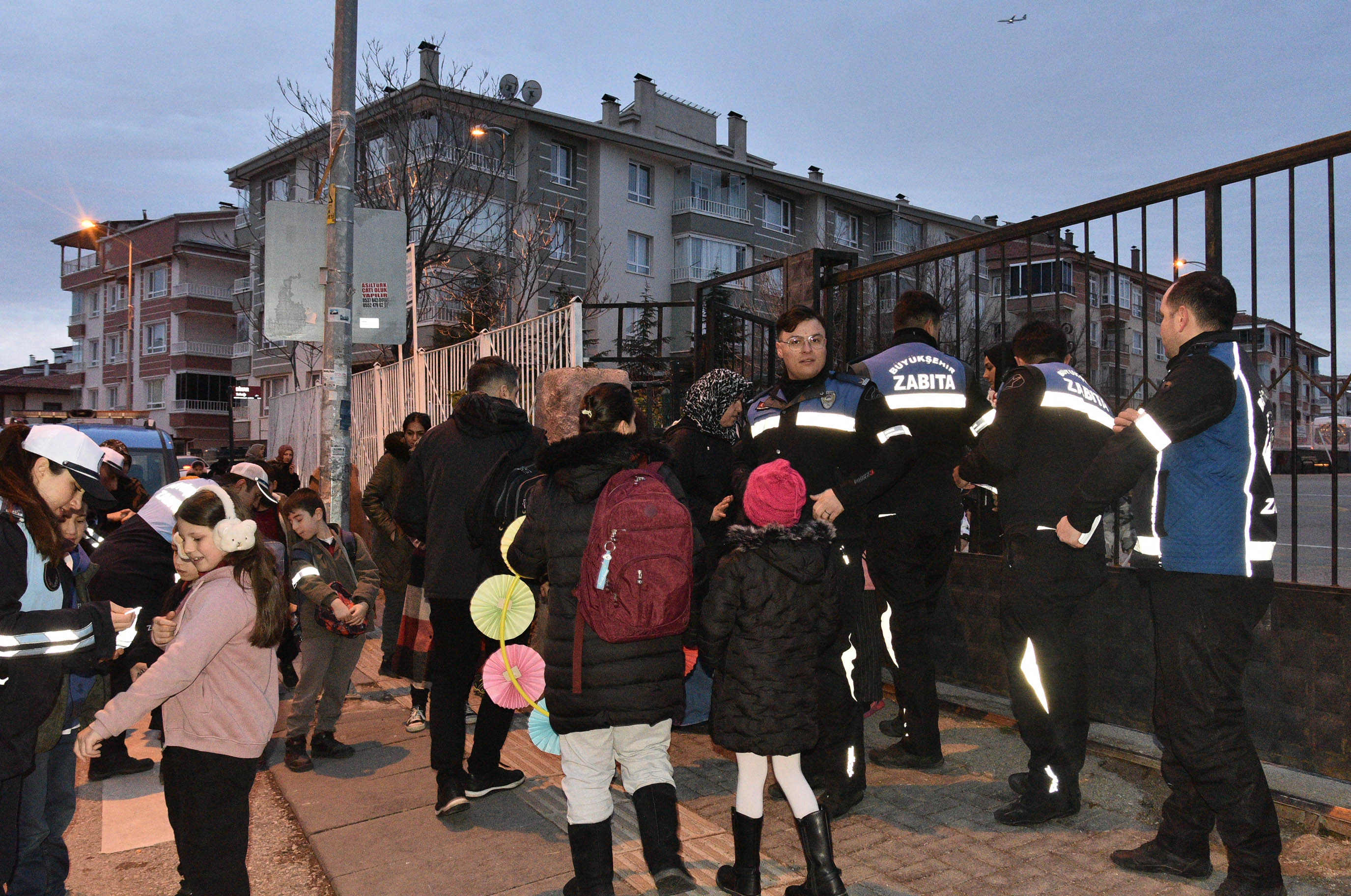 ABB’den öğrencilere “trafikte görünürlük” desteği