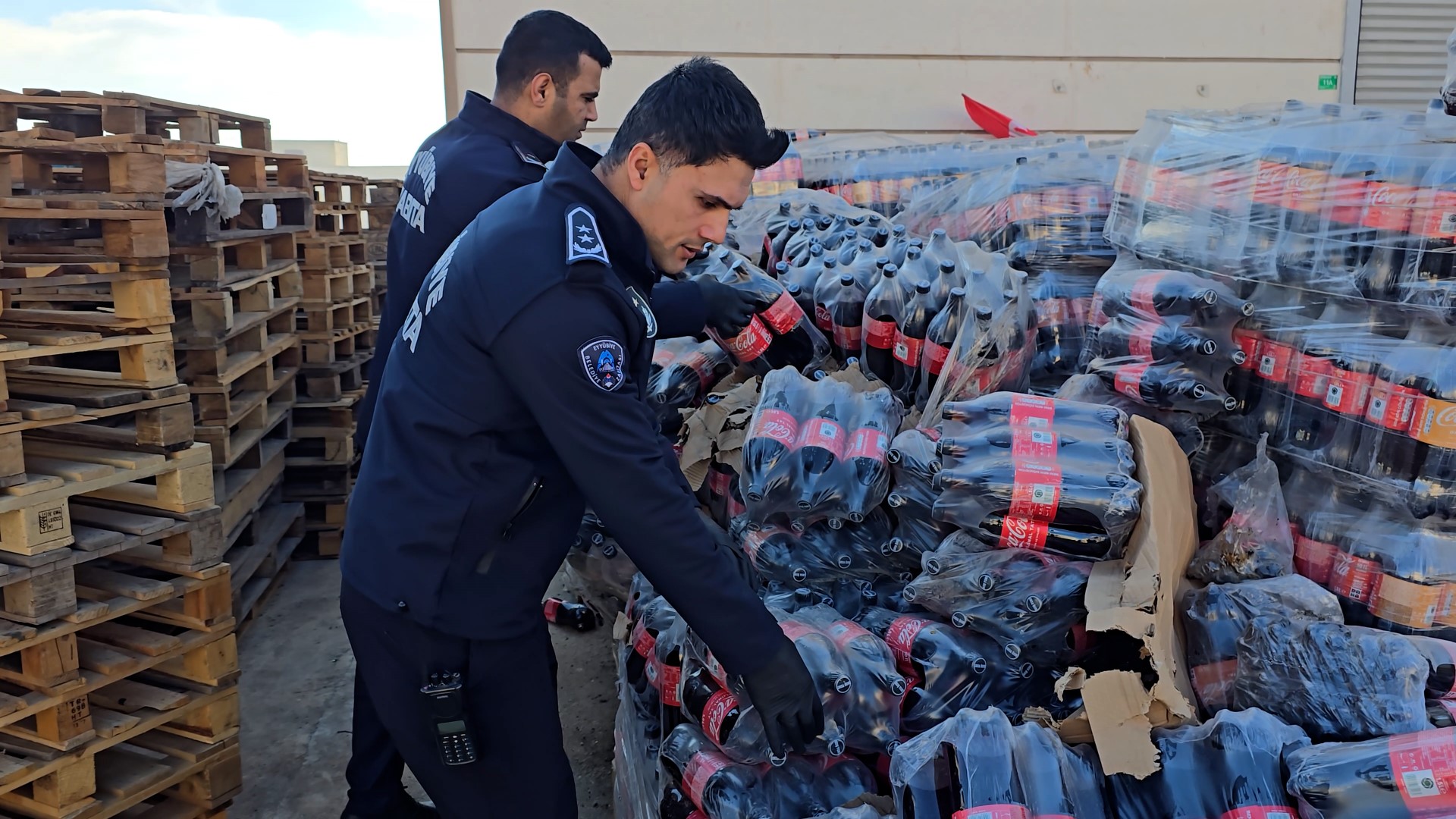 Eyyübiye zabıtası 8000 şişe kola imha etti