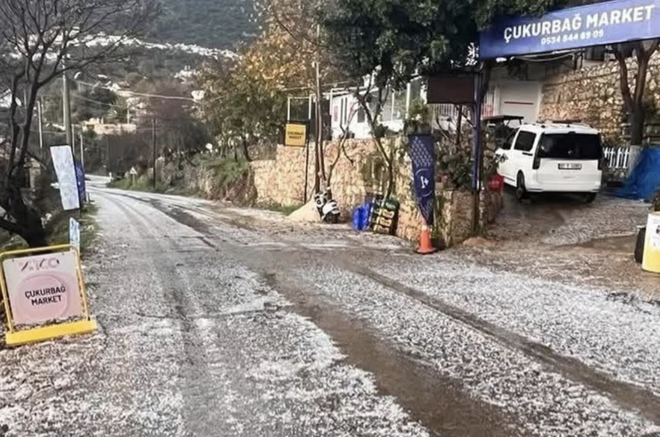 Kaş’ta kış ortasında dolu