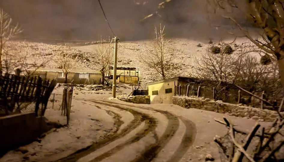 Feslikan yaylası beyaza büründü